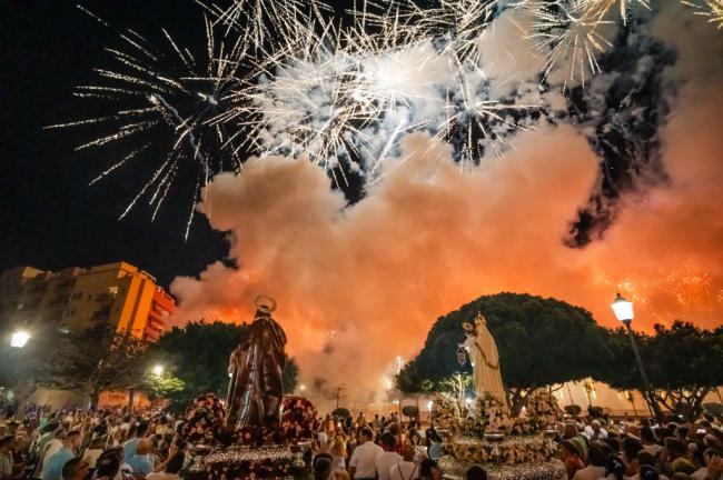 Emotiva procesión marítimo-terrestre en honor a Santa Ana y la Virgen del Carmen