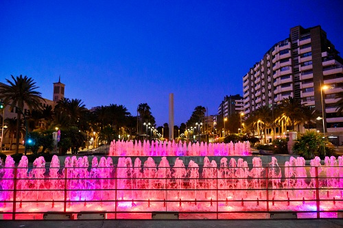 Almería se tiñe de morado para visibilizar el Día Mundial de las Enfermedades Inflamatorias Intestinales