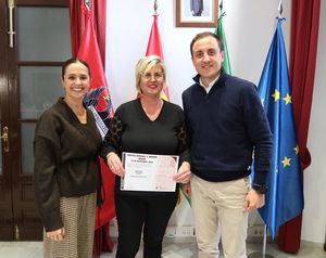 El alcalde de Vera entrega 1.000 € para un viaje sorteado en el Black Friday