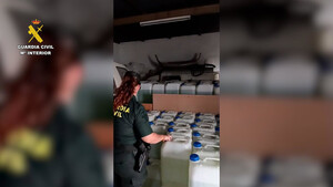 Interceptan en Adra un almacén clandestino con 8.000 litros de carburante para el 'petaqueo'