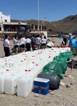 Retirados de la playa 280 bidones de combustible para narcolanchas