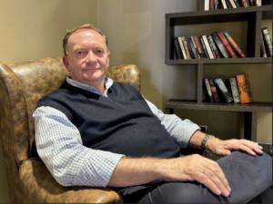 El veterinario y escritor Gonzalo Giner protagoniza el Aula de Literatura de Roquetas de Mar