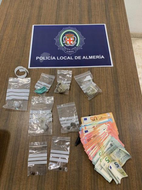 Lo pillan en moto con más de mil euros y drogas