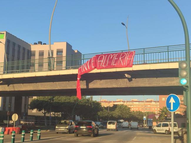 El Ayuntamiento retira pancartas de la UD Almería por motivos de seguridad vial