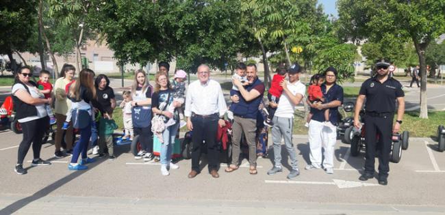 300 niños aprenden educación vial en Vícar de la forma más divertida