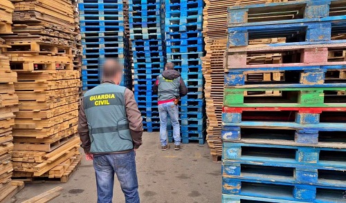 Le roban 250.000 euros en palets a lo largo de tres años