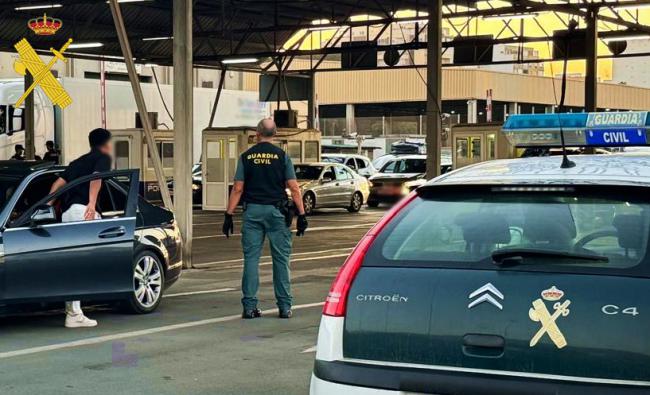 Guardia Civil de Almería salva la vida de una menor durante la Operación Paso del Estrecho