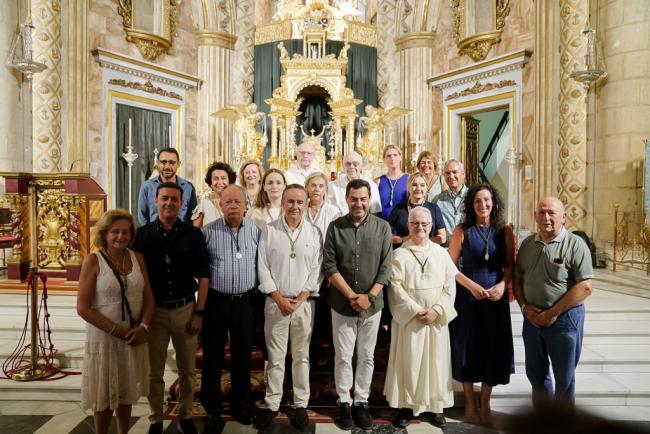 Juanma Moreno realiza una visita privada a la Virgen del Mar en Almería