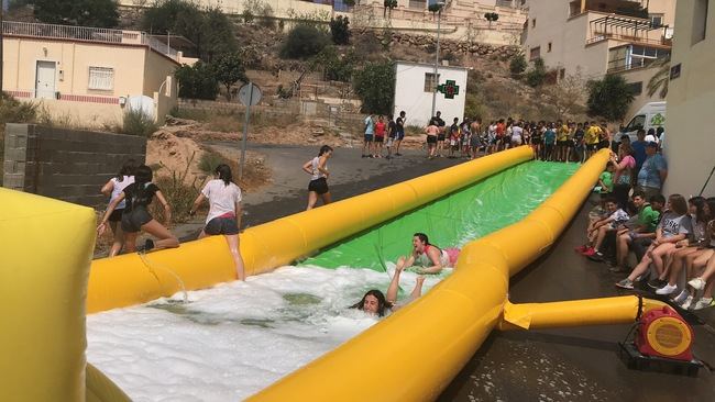 El IES Villavieja celebra una gymkana solidaria en el Pabellón de Deportes