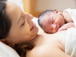 El Hospital Poniente impulsa la humanización del parto piel con piel