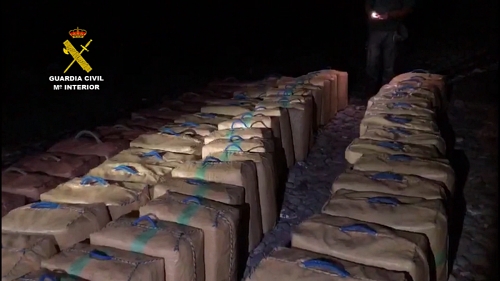 Cinco detenidos con 3.300 kilos de hachís en Los Escullos