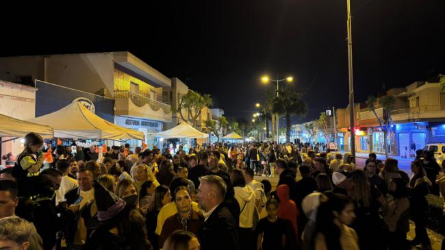 La ‘Noche en Negro’ llena las calles de Campohermoso