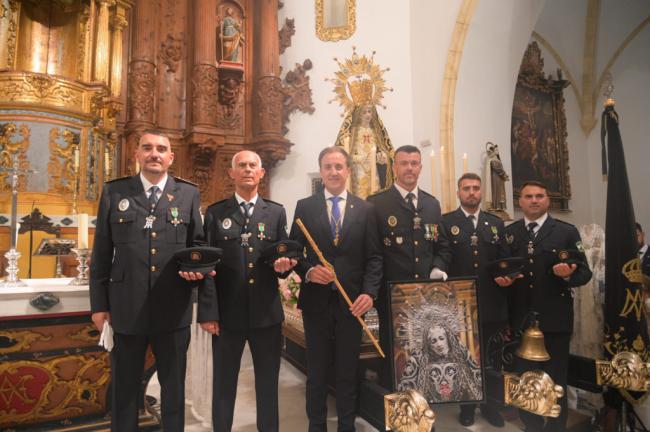 La Hermandad de la Virgen de las Angustias entrega una imagen a la Policía de Vera
