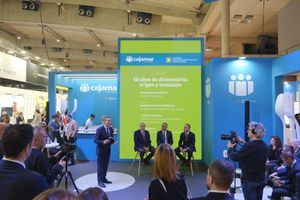 Cajamar presenta la obra ¿Queremos alimentar al mundo? Escalar el Everest alimentario en 2050 , de Sébastien Abis