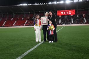 La alcaldesa acompaña a Guillermo Blanes en el homenaje del fútbol almeriense