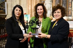 La alcaldesa es nombrada socia de honor de la Asociación de la Mantilla Almeriense