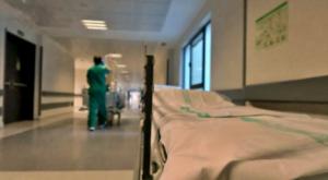 Una enfermera atiende hasta 18 pacientes en el Hospital de Poniente