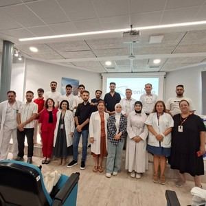 Estudiantes iraquíes visitan el Hospital Universitario Poniente en Almería