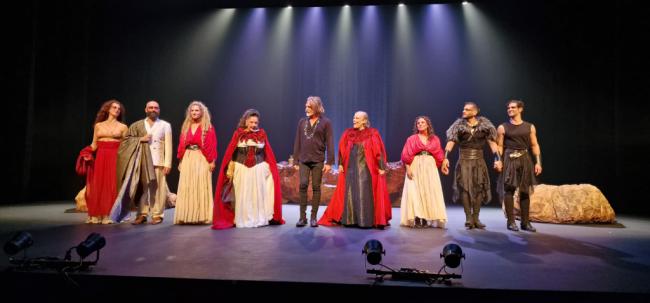 Gran éxito de la obra ‘Ifigenia’ con un reparto de lujo en el Teatro Auditorio de Roquetas de Mar