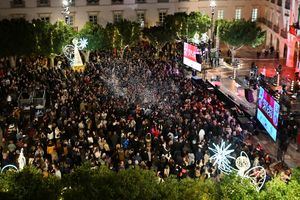 Los tomates sustituyen a las uvas en una Plaza Veja abarrotada