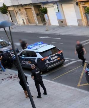 Detenida una mujer tras apuñalar en la calle a su pareja