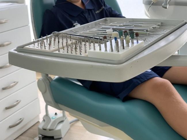 Condenan a un árbitro y un taxista por practicar odontología sin licencia en Cádiz