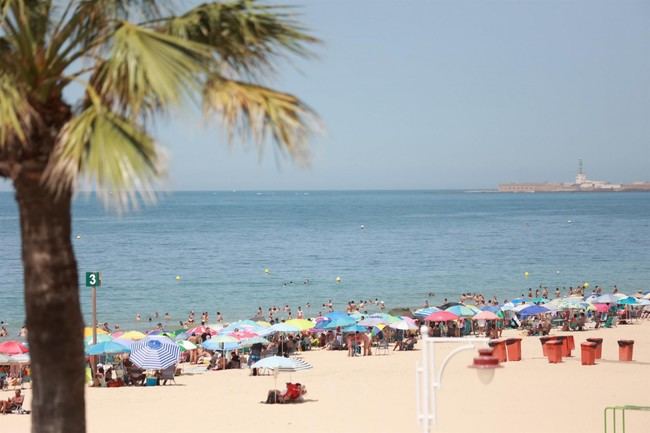 Cádiz ofrecerá salvamento y socorrismo en playas todo el año