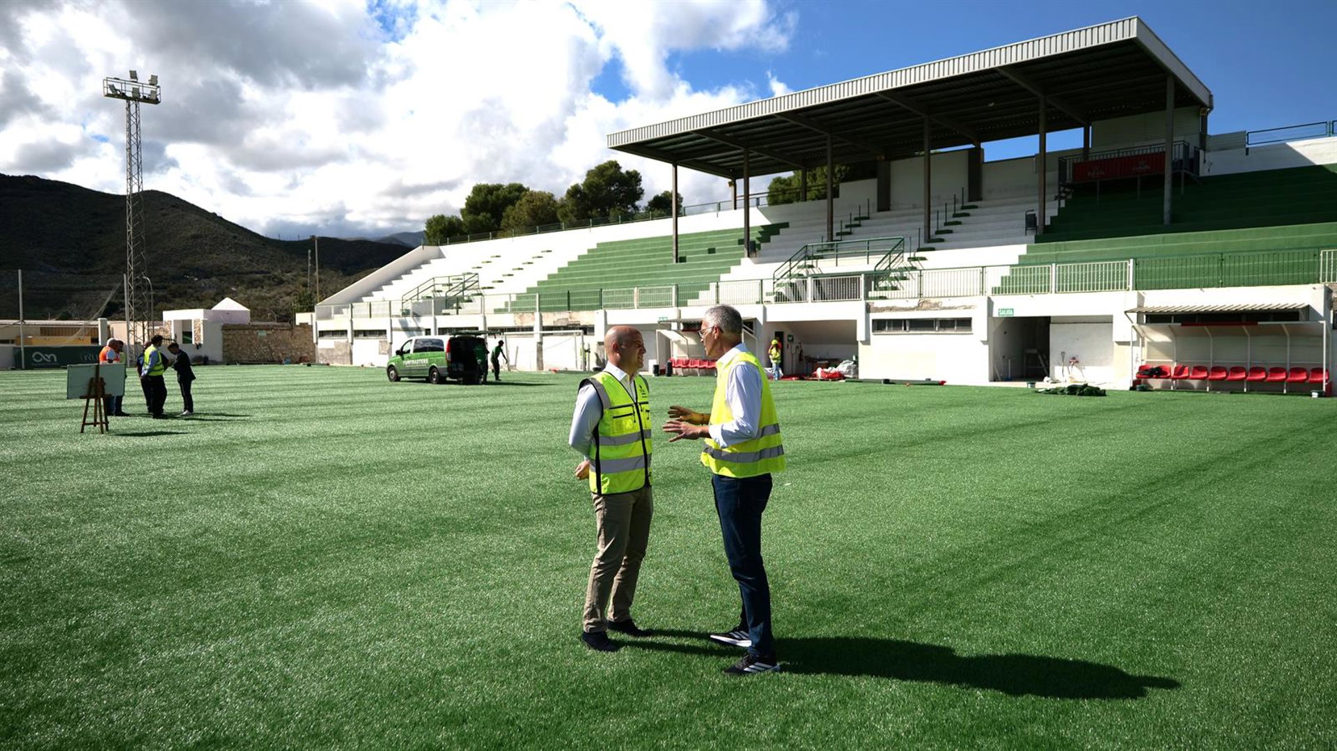 La Diputación y el Ayuntamiento de Olula del Río sustituyen el césped del Campo de Fútbol