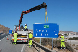 Adiós a los carteles que confunden a turistas en la A-7: Transportes renovará toda la señalización entre Almería y El Ejido