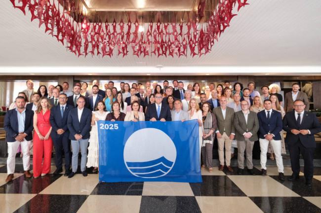 Los municipios reciben sus banderas azules