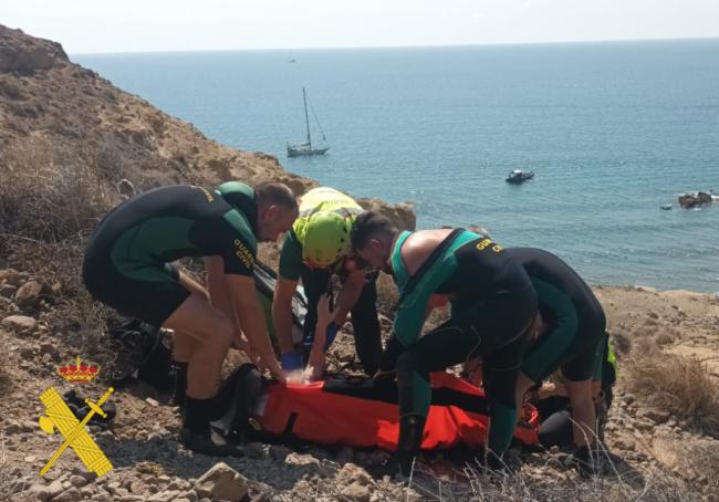 Dos fallecidos y dos heridos graves tras la llegada de dos embarcaciones a la costa de Almería