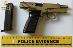 Amenaza a tiros a quien le descubre robando material de obra