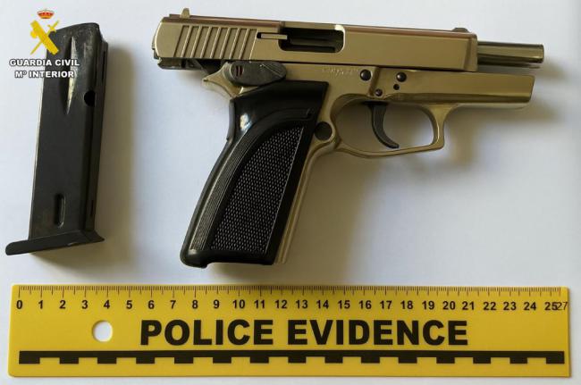 Amenaza a tiros a quien le descubre robando material de obra