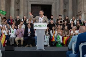 Abascal tira de tópicos e insultos en su mitin almeriense