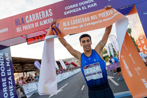 Más de 2.000 personas en torno a la primera carrera del Puerto de Almería al atardecer