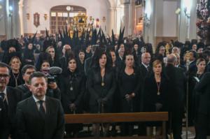 La Corporación municipal procesiona junto a la Hermandad del Santo Sepulcro