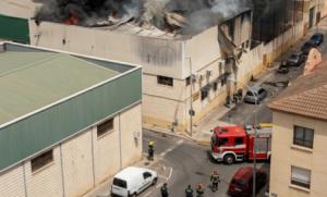 Virulento incendio en Huércal de Almeríacalcina un bar y varias naves
