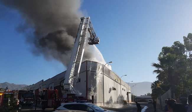 Un incendio causa importantes daños materiales en una nave de frutas en Adra