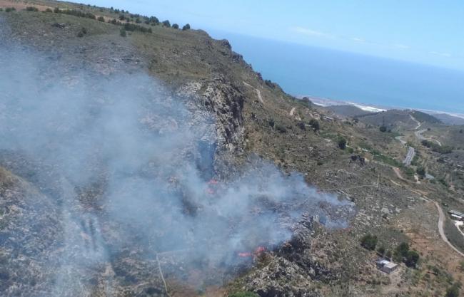 Incendio forestal en Enix con viento de 60 km/h