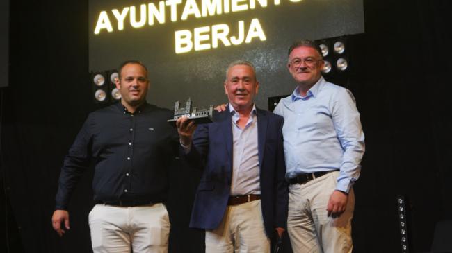 La Feria de Berja 2025 arranca con el pregón de José Sánchez Gutiérrez y el encendido del alumbrado