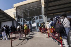 Centenares de migrantes en el Puerto para completar su documentación