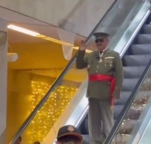Imitador de Franco multado en Valencia por no usar cinturón de seguridad