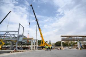 El Puerto de Almería instala la nueva pasarela en Ribera II