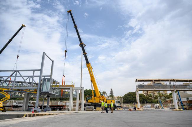 El Puerto de Almería instala la nueva pasarela en Ribera II
