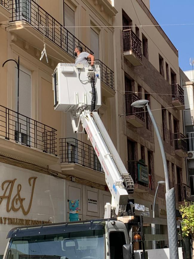 Comienzan los trabajos de instalación del entoldado en el centro de la ciudad