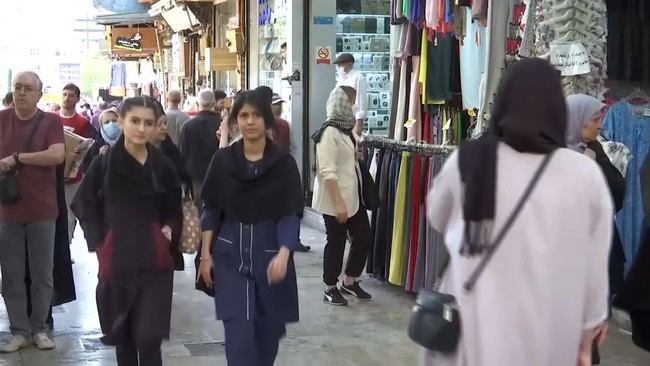 Irán suspende el uso obligatorio del hiyab en espacios públicos