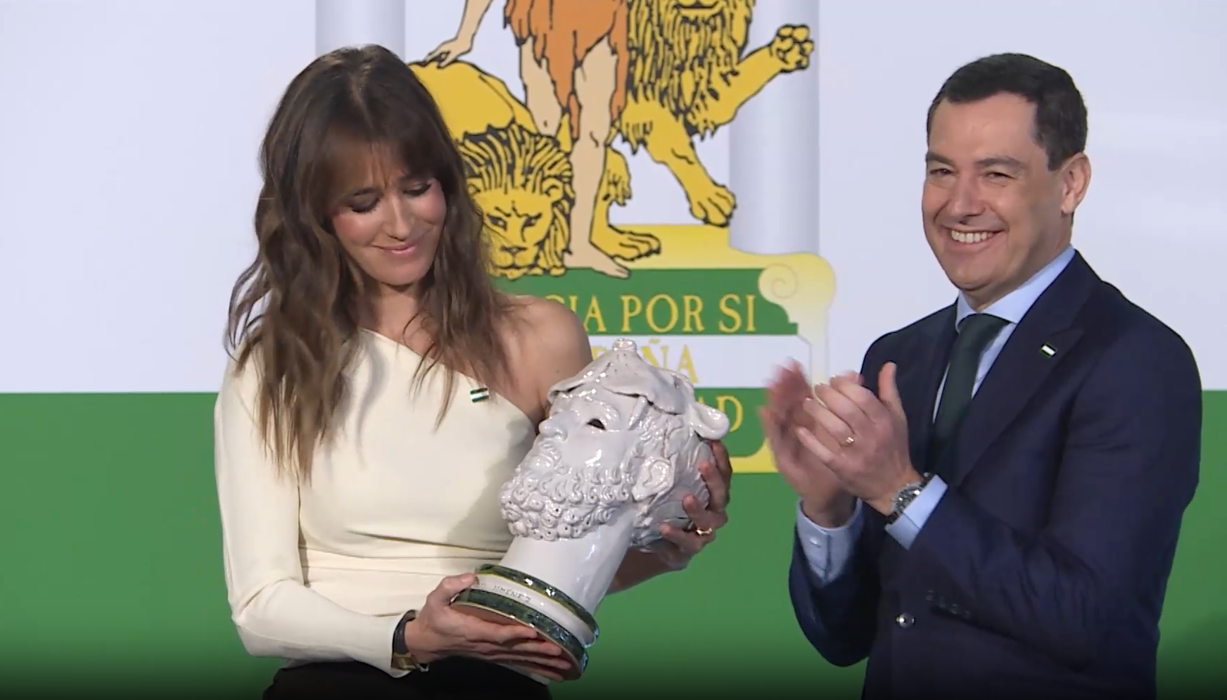 La periodista almeriense Isabel Jiménez, elogia la bandera de Andalucía en el acto del 4D