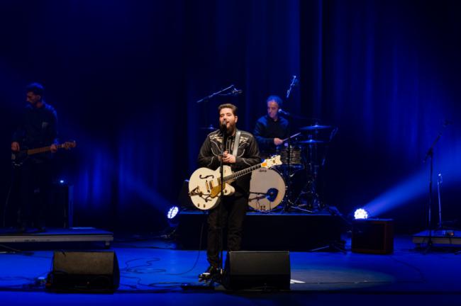 JJ Fuentes hace realidad su sueño de actuar sobre las tablas del Teatro Auditorio de Roquetas de Mar