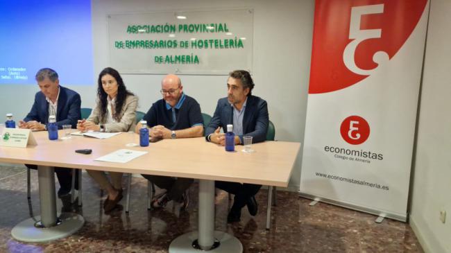 Hosteleros de Almería abordan la adaptación al sistema Verifactu