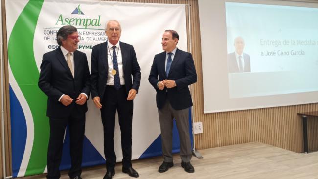 Emoción y reconocimiento en la entrega de la Medalla de Oro de ASEMPAL a José Cano